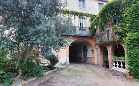 Un Petit Coin De France : A Cote De La Cite Medievale